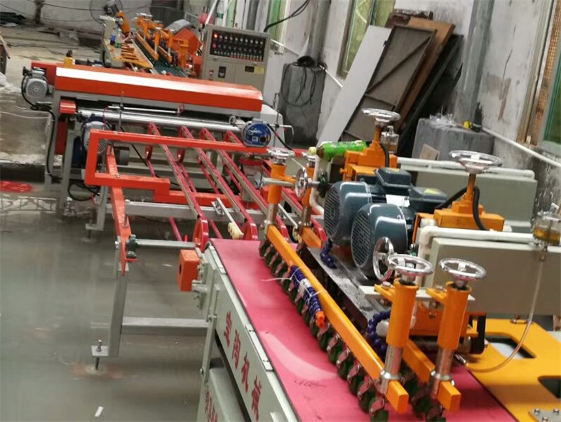 目前许多瓷砖加工厂都使用上了自动化的设备加工